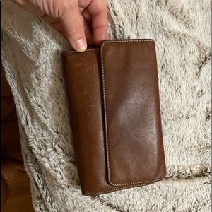 Mundi brand wallet medium brown color. Genuine Leather. Like new.